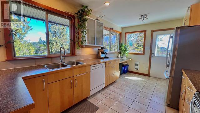 1280 Rupert Rd, House detached with 5 bedrooms, 3 bathrooms and 3 parking in Ucluelet BC | Image 7
