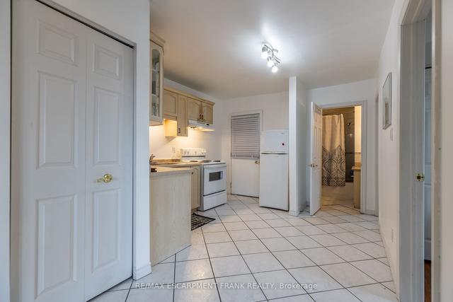 17 - 2 Vineland Ave, Condo with 2 bedrooms, 1 bathrooms and 1 parking in Hamilton ON | Image 6