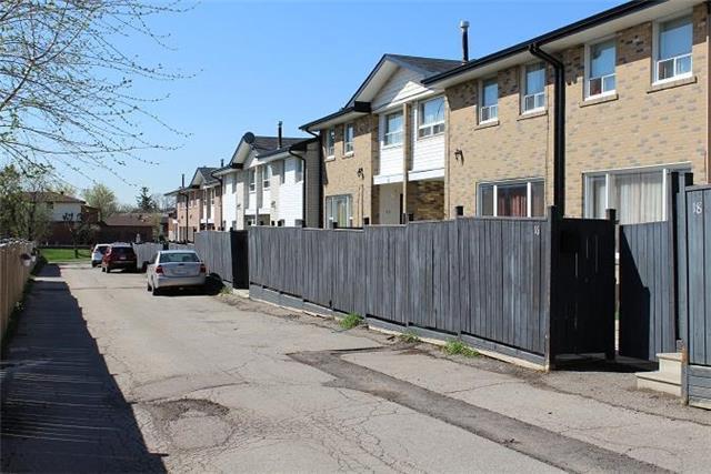 16 - 61 Ardglen Dr, Townhouse with 3 bedrooms, 1 bathrooms and 2 parking in Brampton ON | Image 1