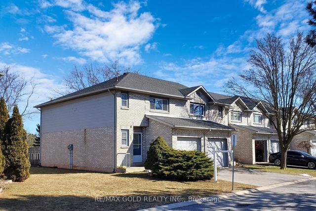 51 - 2 Royal Wood Crt, Townhouse with 3 bedrooms, 3 bathrooms and 2 parking in Hamilton ON | Image 1