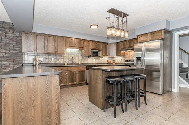 7 Penfold Dr, House detached with 2 bedrooms, 4 bathrooms and 3 parking in Guelph ON | Image 2