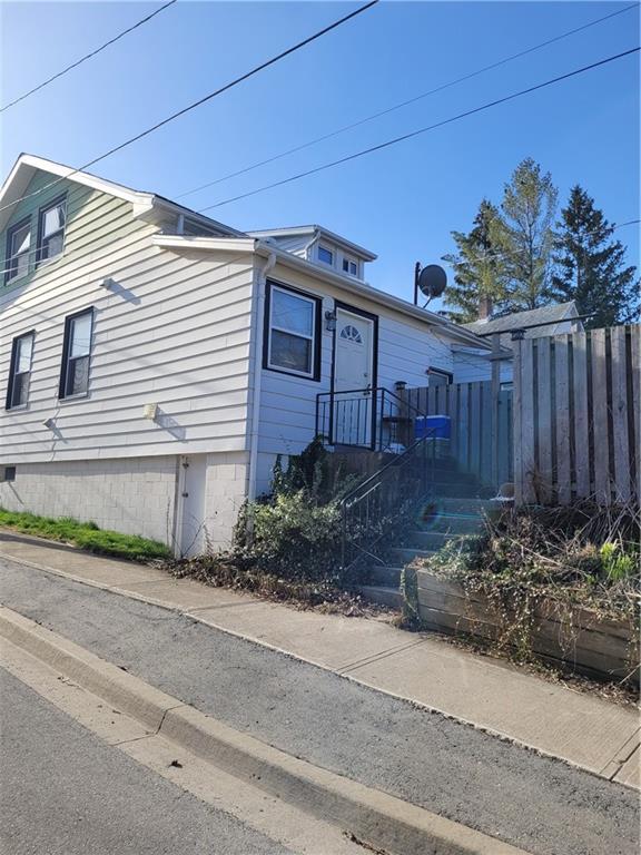 4238 Academy Street, House detached with 3 bedrooms, 2 bathrooms and 2 parking in Lincoln ON | Image 2