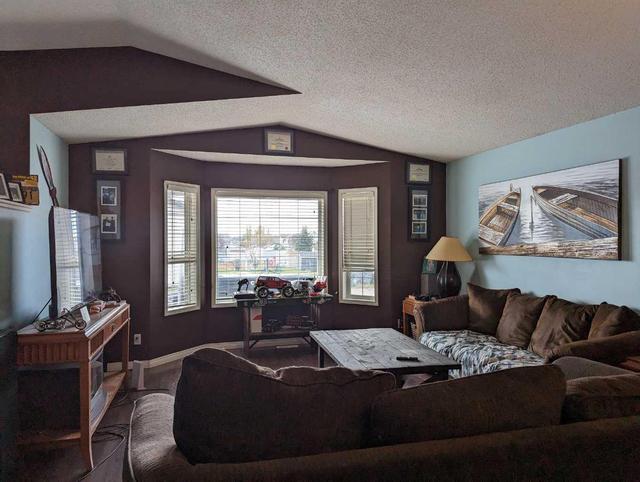 9040 - 63 Ave, House detached with 4 bedrooms, 2 bathrooms and 4 parking in Grande Prairie AB | Image 11