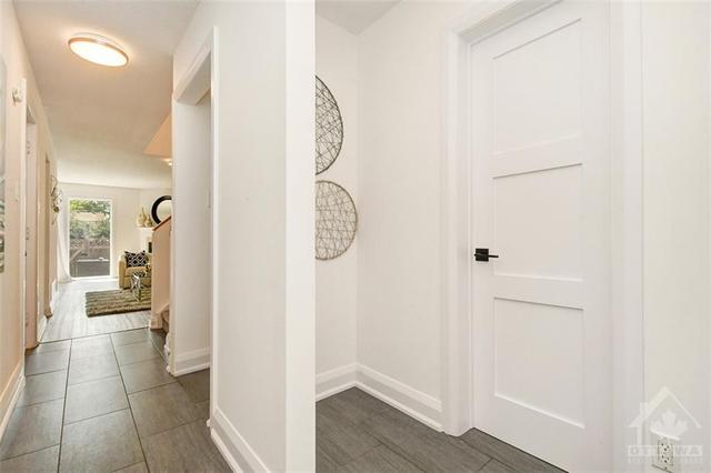 432 Valade Crescent, Townhouse with 3 bedrooms, 2 bathrooms and 2 parking in Ottawa ON | Image 3