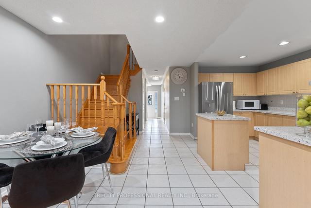 18 Oliti Crt, House semidetached with 3 bedrooms, 4 bathrooms and 3 parking in Toronto ON | Image 5