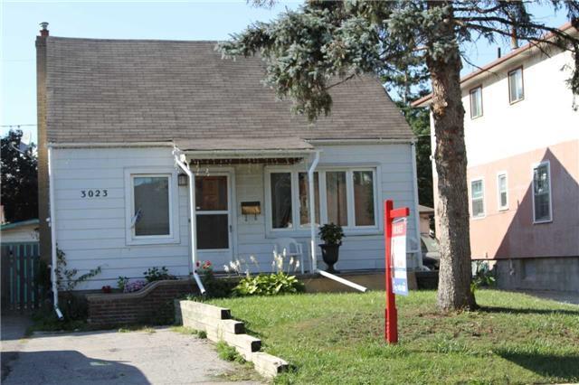 3023 Churchill Ave, House detached with 3 bedrooms, 3 bathrooms and 4 parking in Mississauga ON | Image 2