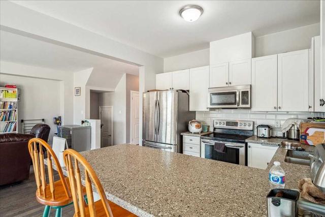 21 Lowry Crt, House detached with 3 bedrooms, 3 bathrooms and 6 parking in Barrie ON | Image 2
