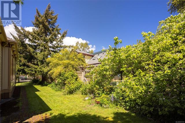 149 Rendall St, House detached with 3 bedrooms, 2 bathrooms and 2 parking in Victoria BC | Image 34