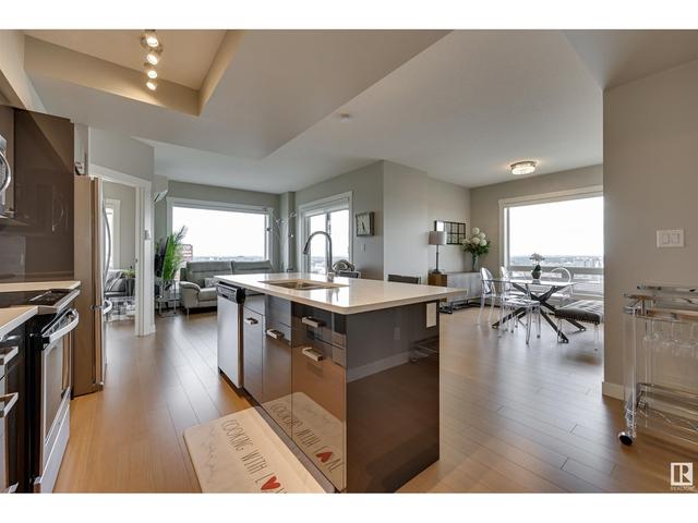 2204 - 10410 102 Av Nw, Condo with 2 bedrooms, 2 bathrooms and 1 parking in Edmonton AB | Image 2