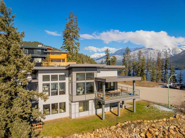 575 Larch Drive, House detached with 4 bedrooms, 3 bathrooms and 4 parking in Kaslo BC | Image 2