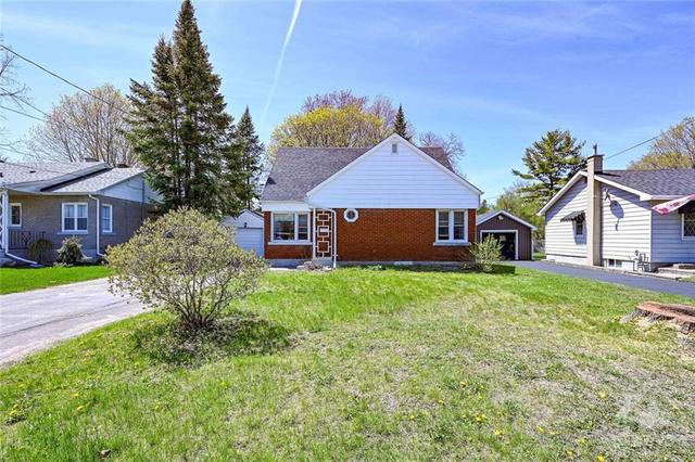 32 Catherine Street, House detached with 3 bedrooms, 1 bathrooms and 3 parking in Smiths Falls ON | Image 3