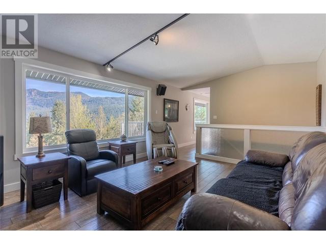 2617 Mountview Drive, House detached with 4 bedrooms, 2 bathrooms and null parking in Columbia Shuswap C BC | Image 13