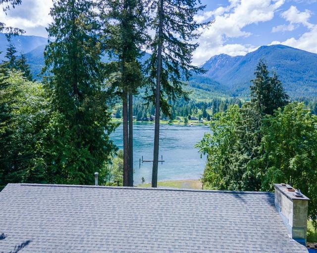 7484 Highway 3a, House detached with 4 bedrooms, 3 bathrooms and null parking in Central Kootenay E BC | Image 9