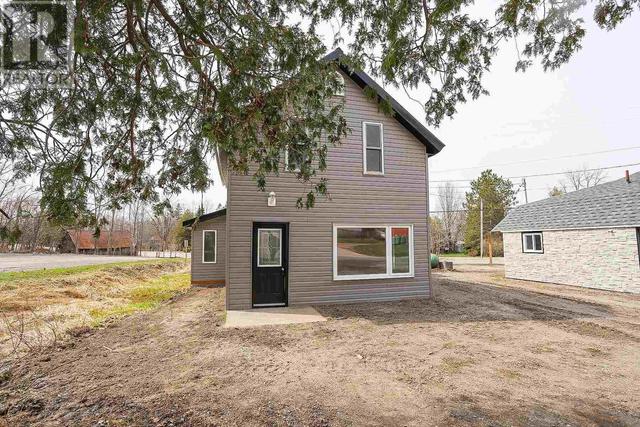 1206 Gore St, House detached with 4 bedrooms, 1 bathrooms and null parking in St. Joseph ON | Image 2