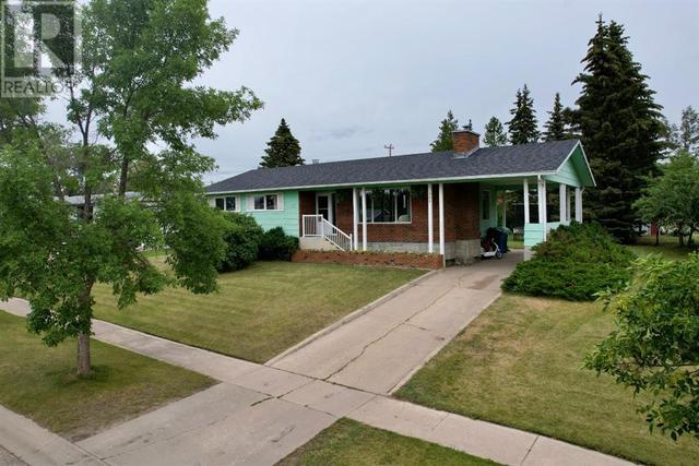 906 7 Avenue, House detached with 5 bedrooms, 1 bathrooms and 3 parking in Beaverlodge AB | Card Image