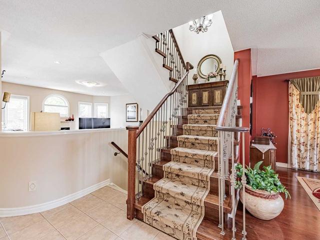 16 Sir Michael Pl, House detached with 4 bedrooms, 3 bathrooms and 5 parking in Brampton ON | Image 10