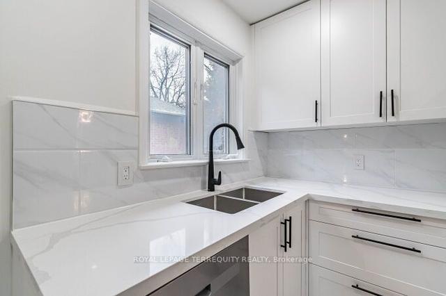 18 Wesley St, House detached with 2 bedrooms, 2 bathrooms and 3 parking in Toronto ON | Image 5