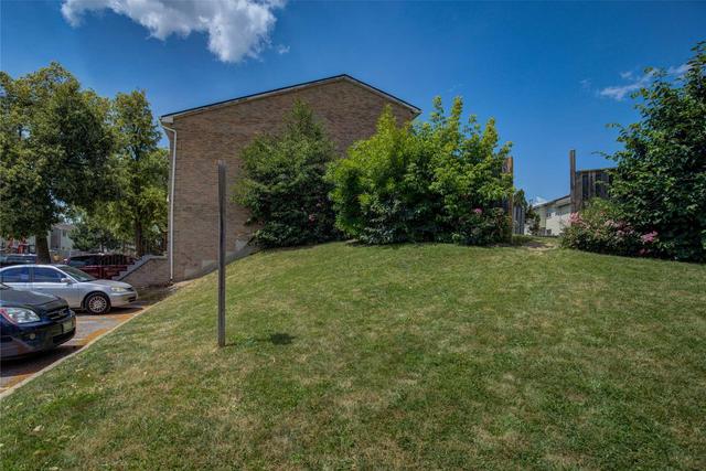 86 Morley Cres, Townhouse with 3 bedrooms, 2 bathrooms and 1 parking in Brampton ON | Image 16