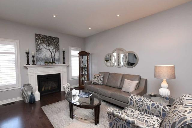 27 Sonoma Valley Cres, Townhouse with 3 bedrooms, 3 bathrooms and 2 parking in Hamilton ON | Image 2