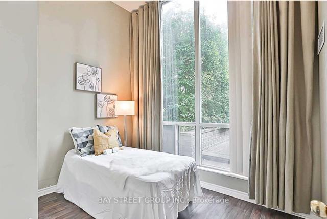 102 - 7 Lorraine Dr, Condo with 2 bedrooms, 2 bathrooms and 1 parking in Toronto ON | Image 11