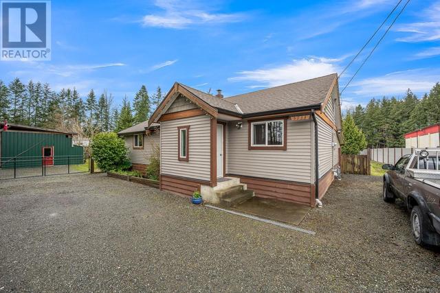 5733 Island Hwy N, House detached with 3 bedrooms, 1 bathrooms and 4 parking in Comox Valley B (Lazo North) BC | Image 7