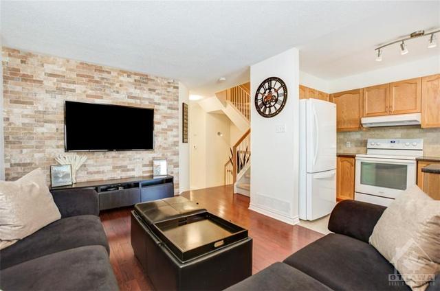 379 Hillsboro Private, Townhouse with 3 bedrooms, 3 bathrooms and 2 parking in Ottawa ON | Image 8