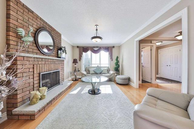 4617 Crosscreek Crt, House detached with 4 bedrooms, 4 bathrooms and 4 parking in Mississauga ON | Image 2