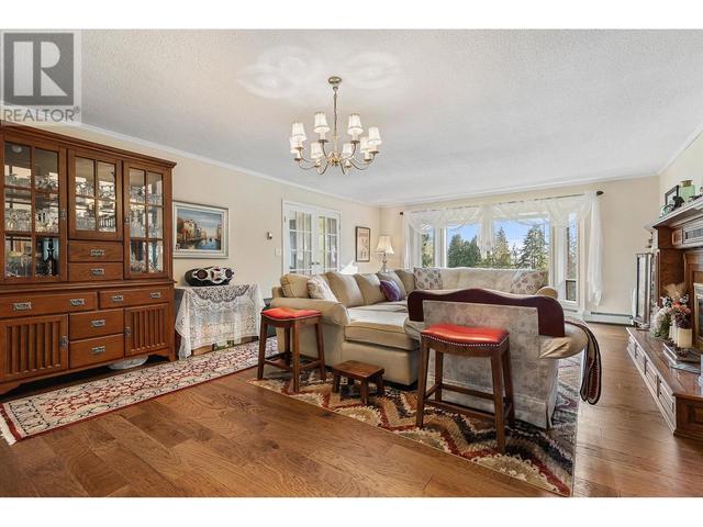 26025 103 Avenue, House detached with 5 bedrooms, 3 bathrooms and 6 parking in Maple Ridge BC | Image 11