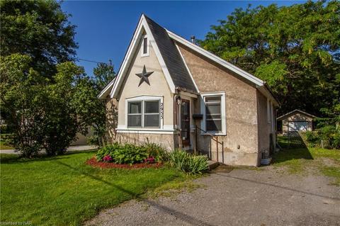 2955 Portage Road, House detached with 2 bedrooms, 1 bathrooms and 6 parking in Niagara Falls ON | Card Image