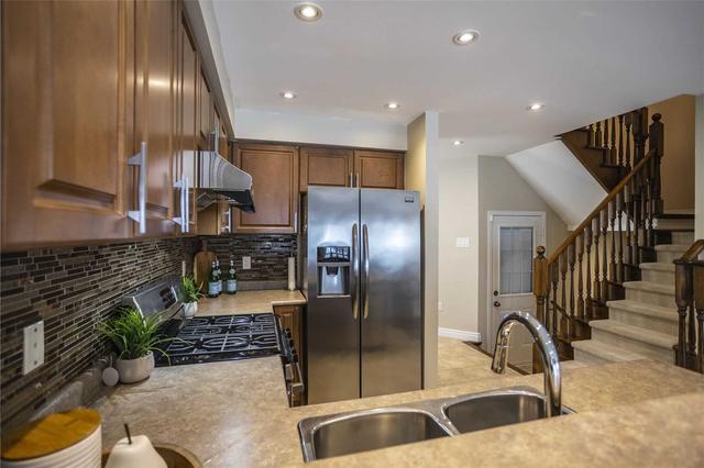 109 Win Timbers Cres, House semidetached with 3 bedrooms, 4 bathrooms and 3 parking in Whitchurch Stouffville ON | Image 2