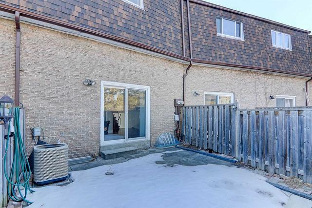 16 Timberbank Blvd, Townhouse with 3 bedrooms, 2 bathrooms and 3 parking in Toronto ON | Image 14