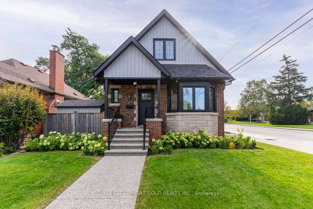 121 Belvidere Ave, House detached with 3 bedrooms, 2 bathrooms and 2.5 parking in Hamilton ON | Image 1