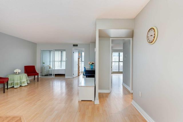 810 - 65 Scadding Ave, Condo with 2 bedrooms, 2 bathrooms and 1 parking in Toronto ON | Image 3