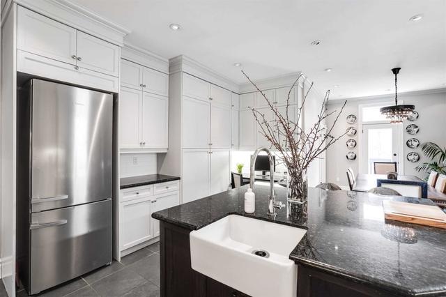 2 - 151 Robert St, Condo with 2 bedrooms, 2 bathrooms and 0 parking in Toronto ON | Image 2
