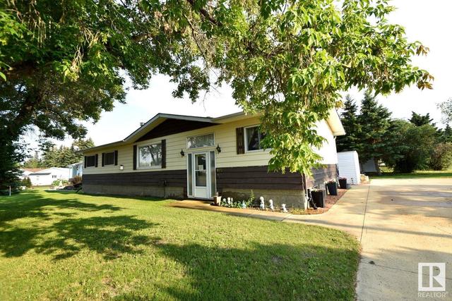402 Kennedy Cr, House detached with 4 bedrooms, 2 bathrooms and null parking in Thorhild County AB | Image 1