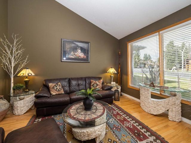 916 Woodbine Boulevard Sw, House detached with 3 bedrooms, 3 bathrooms and 5 parking in Calgary AB | Image 4