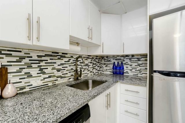 1111 - 145 Hillcrest Ave, Condo with 2 bedrooms, 2 bathrooms and 1 parking in Mississauga ON | Image 5
