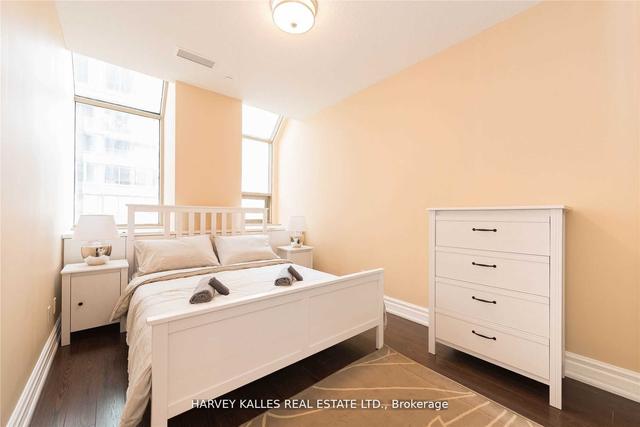 302 - 393 King St W, Condo with 2 bedrooms, 2 bathrooms and 1 parking in Toronto ON | Image 2