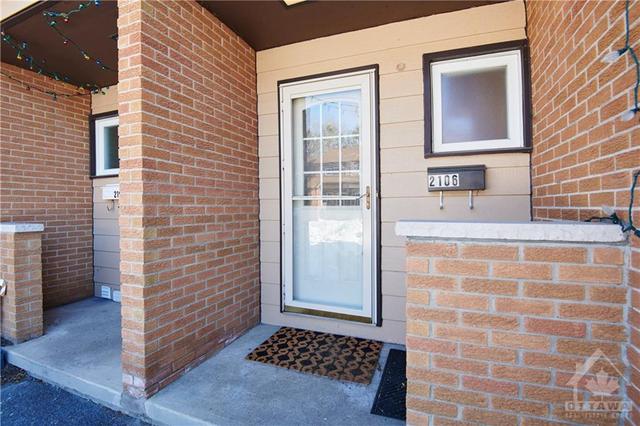 2106 Orient Park Drive, Townhouse with 4 bedrooms, 2 bathrooms and 2 parking in Ottawa ON | Image 2