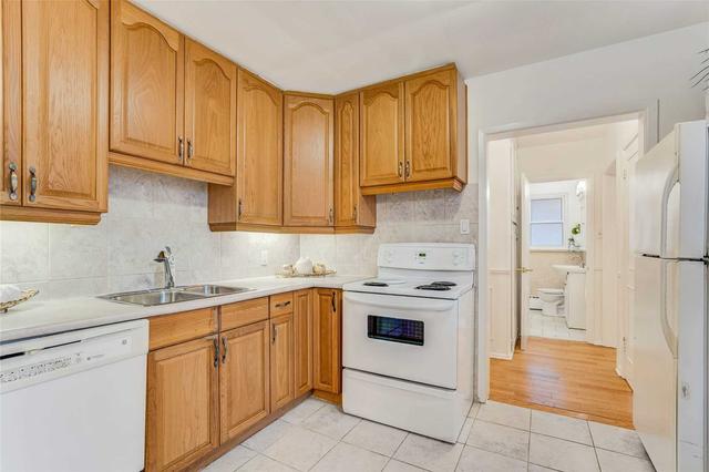 169 Wishing Well Dr, House detached with 3 bedrooms, 2 bathrooms and 4 parking in Toronto ON | Image 2