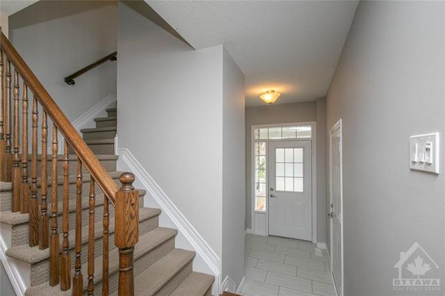 206 Aquilo Crescent, Townhouse with 3 bedrooms, 3 bathrooms and 2 parking in Ottawa ON | Image 4