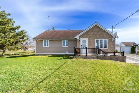 790 County Road 2 Road, House detached with 4 bedrooms, 2 bathrooms and 8 parking in Alfred and Plantagenet ON | Card Image
