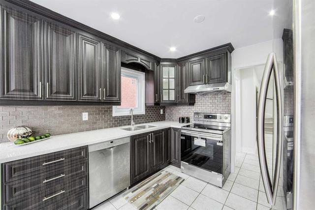 121 White Tail Cres, House detached with 3 bedrooms, 4 bathrooms and 4 parking in Brampton ON | Image 2