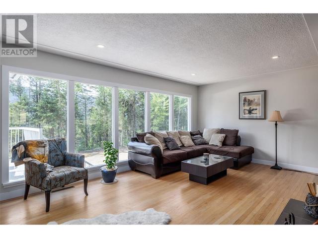 7870 Falcon Road, House detached with 3 bedrooms, 2 bathrooms and 12 parking in Central Okanagan BC | Image 2