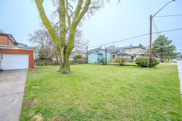 68 Jansen Ave, House detached with 2 bedrooms, 1 bathrooms and 3 parking in Kitchener ON | Image 28