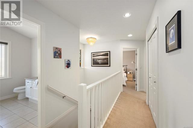 hallway upstairs leading to 4 bedrooms and the main bathroom | Image 28