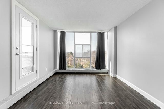 806 - 2665 Windwood Dr, Condo with 2 bedrooms, 1 bathrooms and 1 parking in Mississauga ON | Image 2