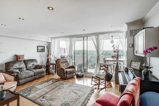 2013 - 260 Scarlett Rd, Condo with 2 bedrooms, 2 bathrooms and 1 parking in Toronto ON | Image 2