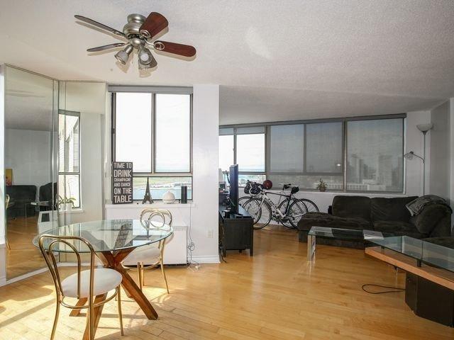 2802 - 270 Queens Quay W, Condo with 1 bedrooms, 1 bathrooms and 1 parking in Toronto ON | Image 4