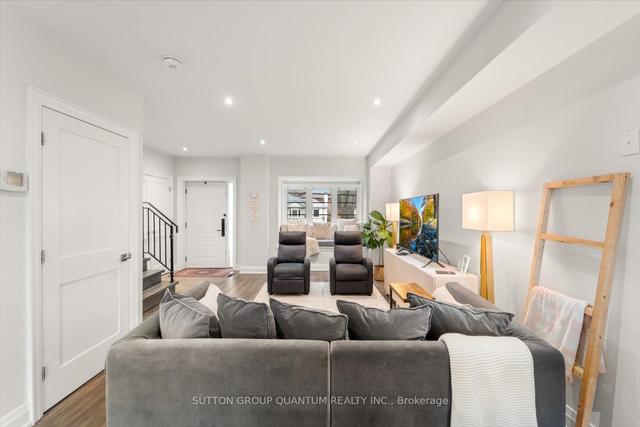 32 Arcadian Circ, House detached with 3 bedrooms, 4 bathrooms and 2 parking in Toronto ON | Image 4